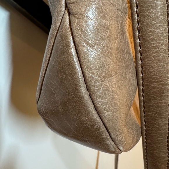 Unique and classy Taupe Hobo bag with convertible strap and kiss lock pocket - Picture 11 of 16